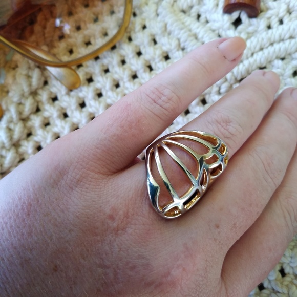 Vintage gold filigree ring in open and wide size 7 - Picture 3 of 8